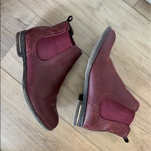 Size 9 maroon booties
